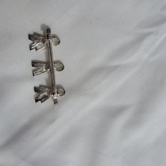 Two girls and One boy Vintage Small Brooch or Large Lapel pin - Picture 2 of 3
